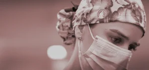 Cirujana plástica en consulta médica con paciente en Colombia